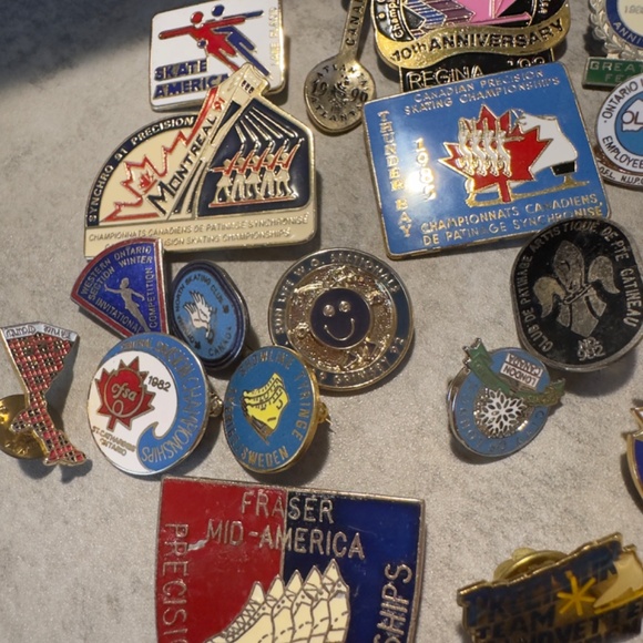 25 Vintage lapel pins - related to Canadian Precision/ synchronized skating - Picture 2 of 4